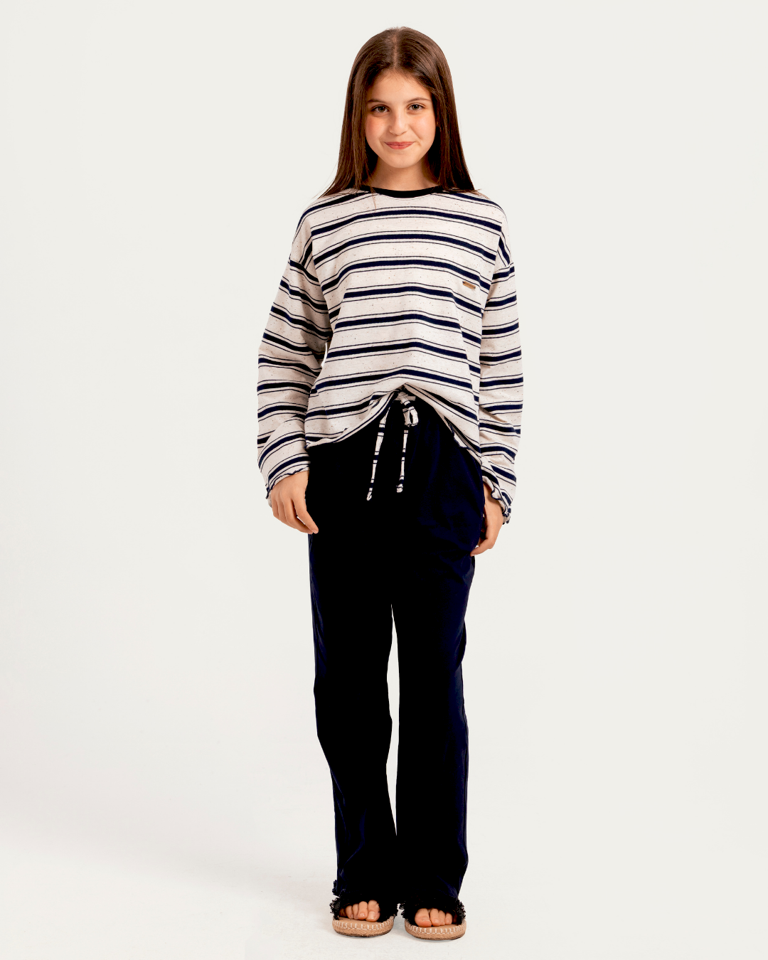 Junior girls' pajama set with long wide sleeves and plain pants
