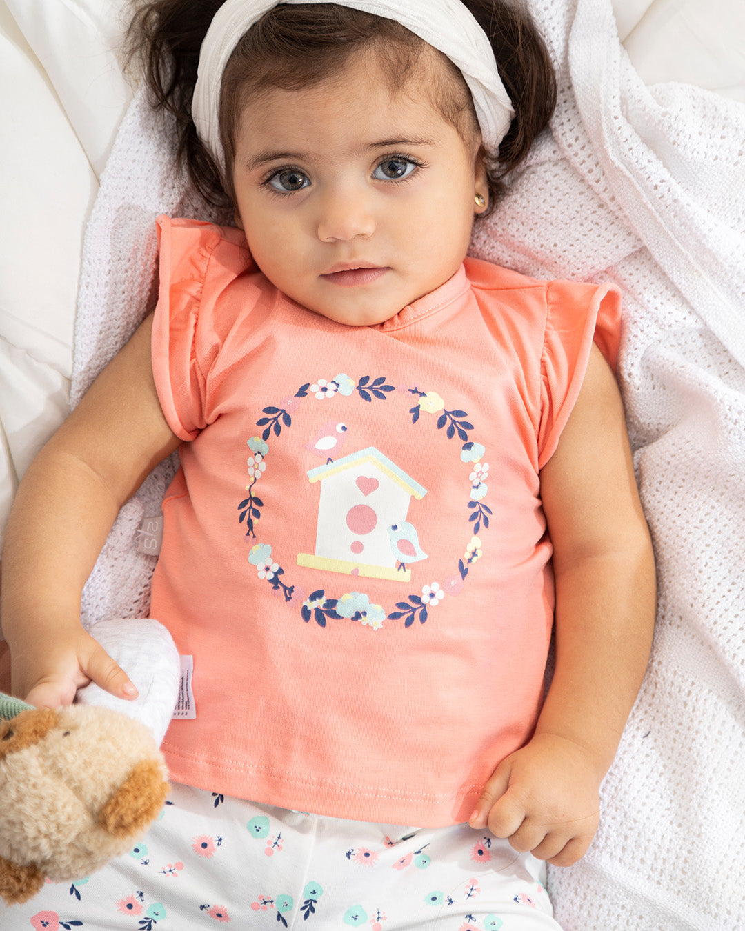 A set of a girl's hut and two birds roses