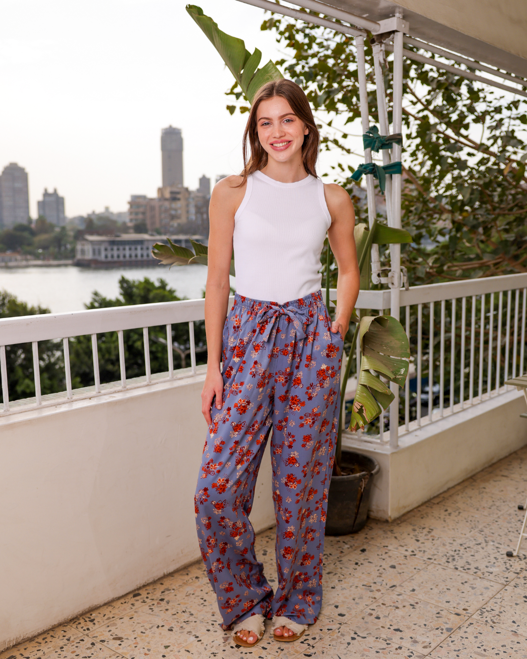 Les Pantalons Pour Femmes Sont Des Roses Colorées