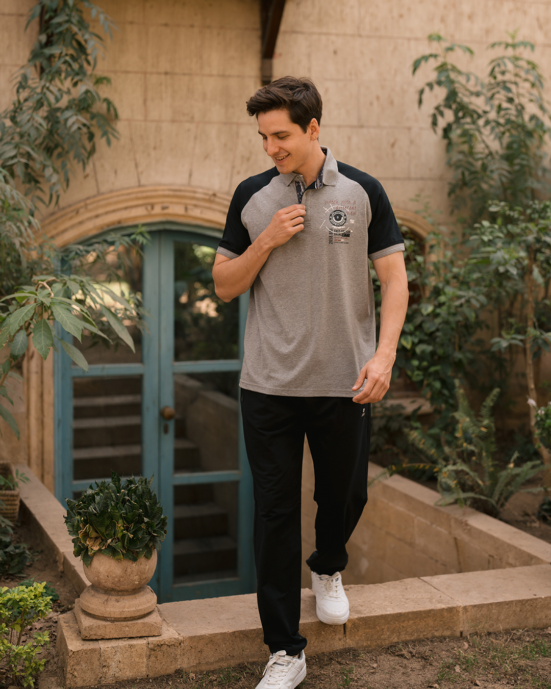 Watch with a different view Men's pajamas with a collar and printed buttons on the chest