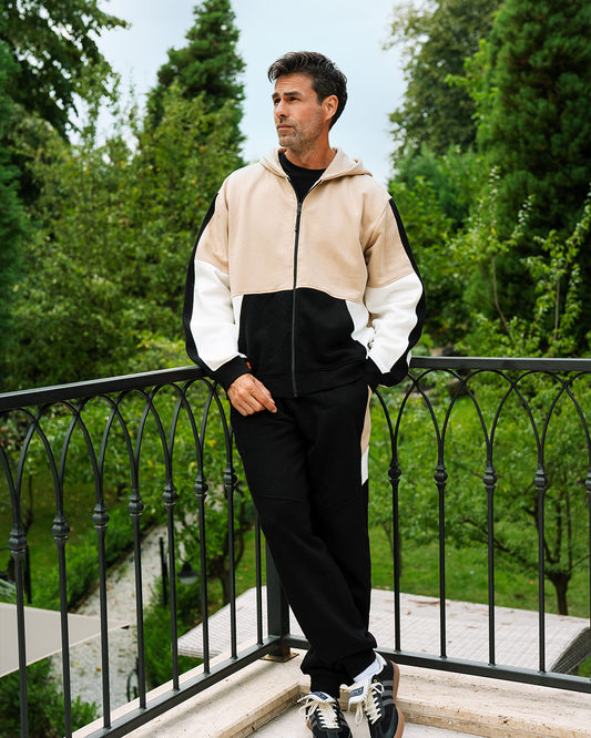 Sportive set with zipper and a hood