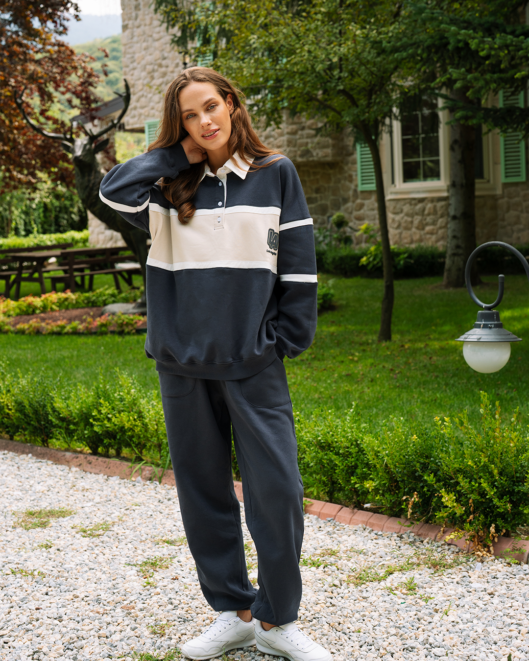 Sportive set with a collar