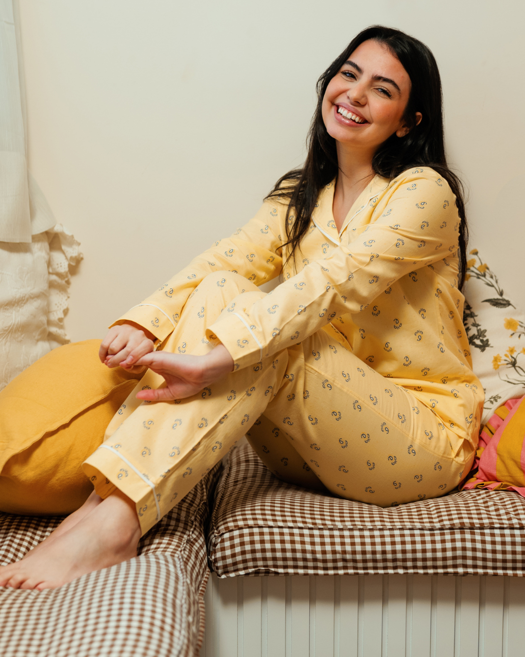 Classic Women's Pajama Set with Long Sleeves and Pants in Small Geometric Patterns