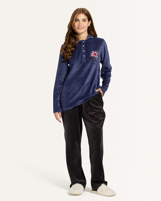 Grand Pyjama, Un Cœur Et Une Broderie sur latrine