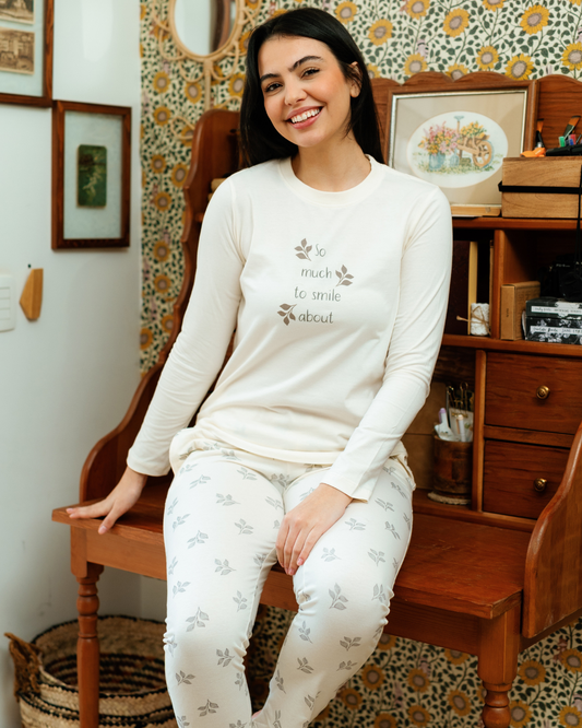 Women's pajama set with sleeves and leaf-patterned pants