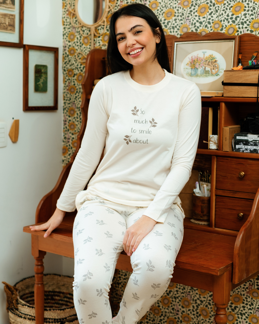 Women's pajama set with sleeves and leaf-patterned pants