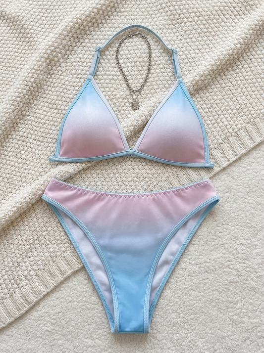 Y bikini a réglé deux pièces