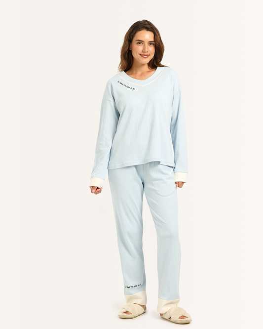 Women's pajamas have many and rose brocades